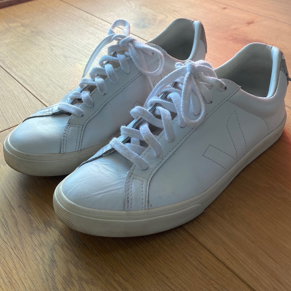 Vejas sneaker - women’s size 9